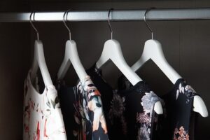 Fem stilfulde bøjlestangsholdere til at forvandle dit garderobeskab